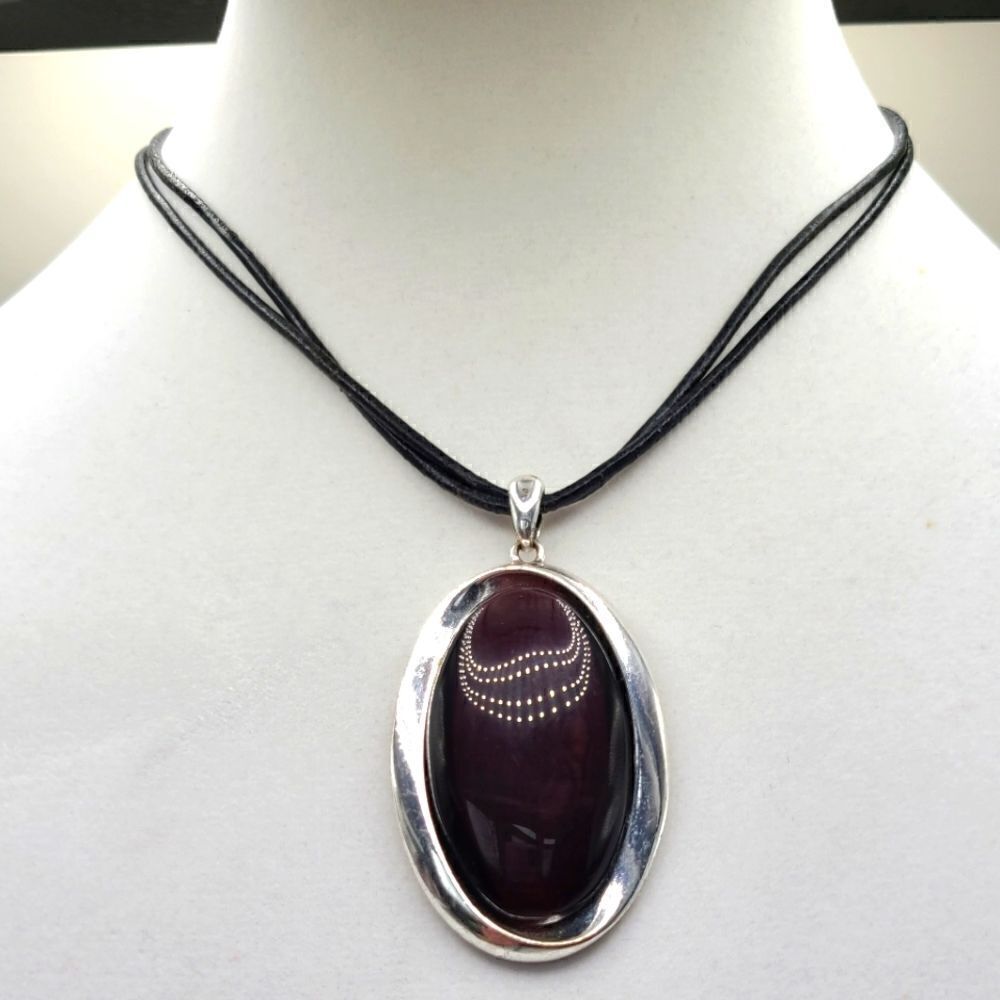 Beautiful pendant necklace, purple and silvertone